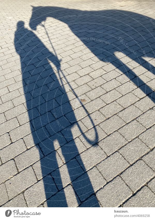 sonnenfoto. Sonnenlicht Schatten Schattenwurf Mensch Frau Pferd Außenaufnahme Schattenspiel Licht Kontrast Farbfoto Silhouette Erwachsene 1 Tag feminin stehen