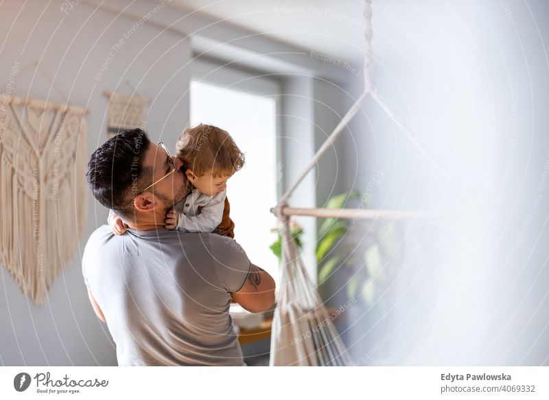 Vater spielt mit seinem kleinen Sohn zu Hause alleinerziehend alleinerziehender Vater Vatertag Vaterschaft zu Hause bleiben Dad Vaterschaftsurlaub