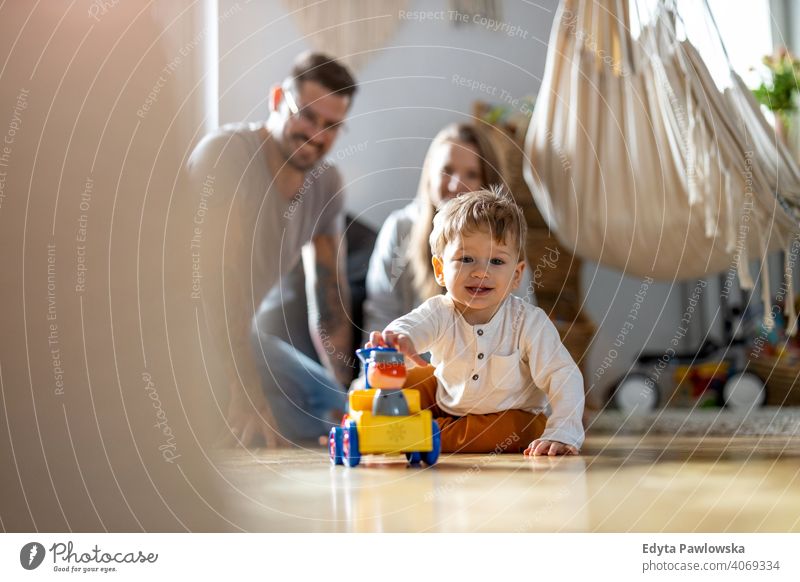 Junge Familie hat Spaß zusammen zu Hause Vater Sohn Kind Mädchen bezaubernd Kleinkind Kindererziehung Raum Tochter Appartement gutaussehend Spielen spielerisch