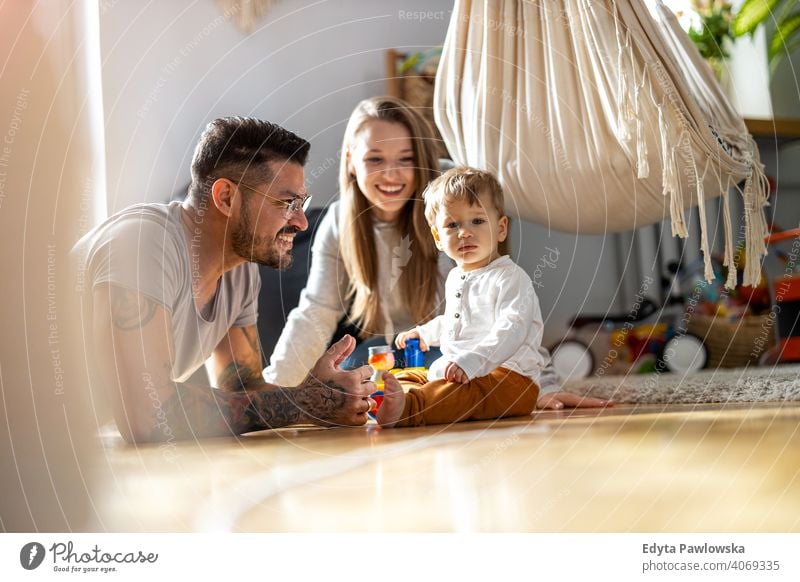 Junge Familie hat Spaß zusammen zu Hause Vater Sohn Kind Mädchen bezaubernd Kleinkind Kindererziehung Raum Tochter Appartement gutaussehend Spielen spielerisch