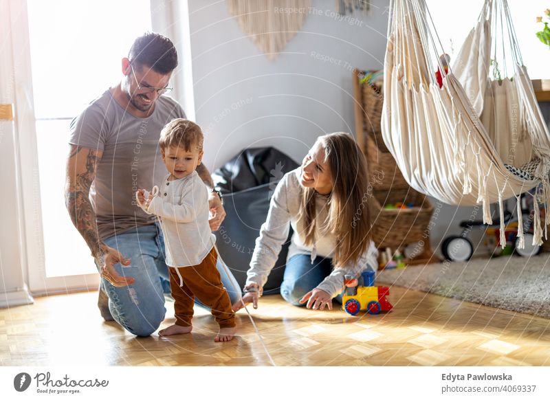 Junge Familie hat Spaß zusammen zu Hause Vater Sohn Kind Mädchen bezaubernd Kleinkind Kindererziehung Raum Tochter Appartement gutaussehend Spielen spielerisch