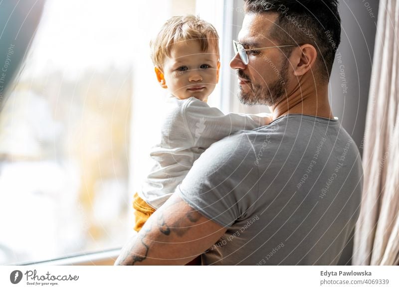 Papa hält sein Kind zu Hause in den Armen alleinerziehend alleinerziehender Vater Vatertag Vaterschaft zu Hause bleiben Dad Vaterschaftsurlaub