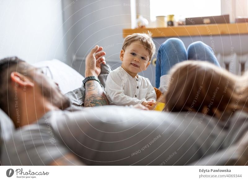 Junge Familie hat Spaß zusammen zu Hause Vater Sohn Kind Mädchen bezaubernd Kleinkind Kindererziehung Raum Tochter Appartement gutaussehend Spielen spielerisch