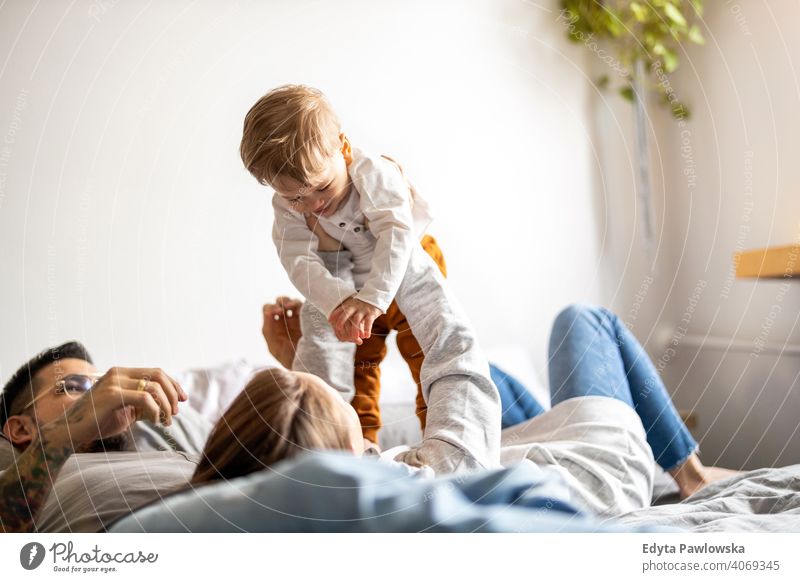 Junge Familie hat Spaß zusammen zu Hause Vater Sohn Kind Mädchen bezaubernd Kleinkind Kindererziehung Raum Tochter Appartement gutaussehend Spielen spielerisch