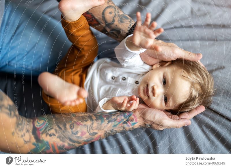 Papa hält sein Kind zu Hause in den Armen alleinerziehend alleinerziehender Vater Vatertag Vaterschaft zu Hause bleiben Dad Vaterschaftsurlaub