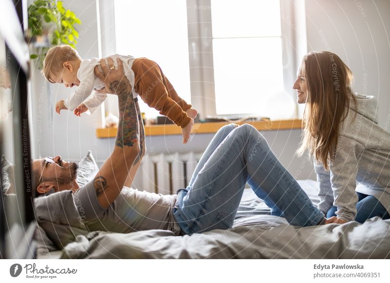 Junge Familie hat Spaß zusammen zu Hause Vater Sohn Kind Mädchen bezaubernd Kleinkind Kindererziehung Raum Tochter Appartement gutaussehend Spielen spielerisch