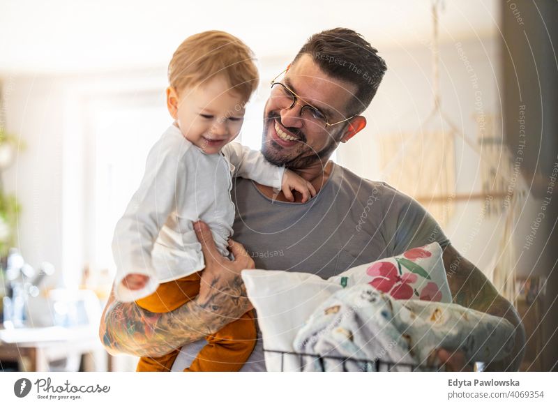 Vater und Baby Sohn haben Spaß zusammen zu Hause alleinerziehend alleinerziehender Vater Vatertag Vaterschaft zu Hause bleiben Dad Vaterschaftsurlaub