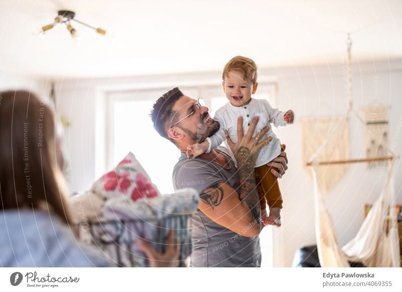 Vater und Baby Sohn haben Spaß zusammen zu Hause alleinerziehend alleinerziehender Vater Vatertag Vaterschaft zu Hause bleiben Dad Vaterschaftsurlaub