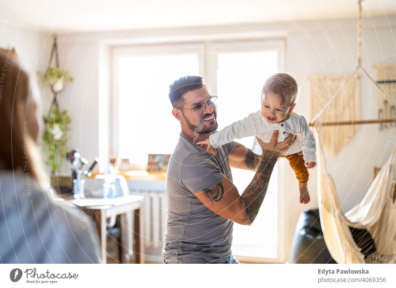 Vater und Baby Sohn haben Spaß zusammen zu Hause alleinerziehend alleinerziehender Vater Vatertag Vaterschaft zu Hause bleiben Dad Vaterschaftsurlaub