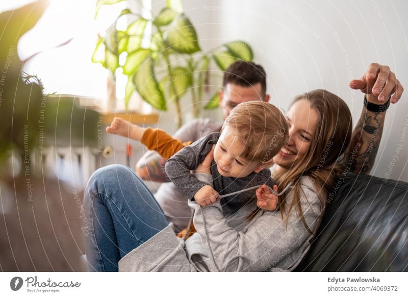 Junge Familie hat Spaß zusammen zu Hause Vater Sohn Kind Mädchen bezaubernd Kleinkind Kindererziehung Raum Tochter Appartement gutaussehend Spielen spielerisch