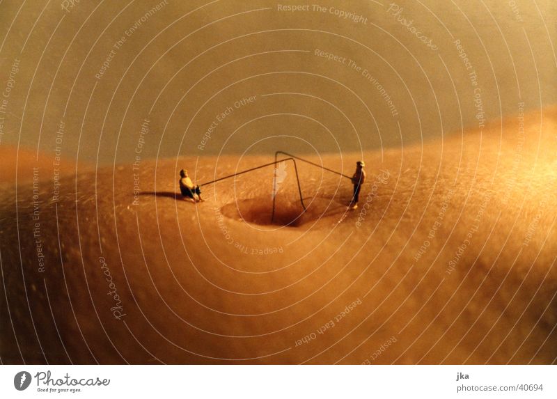 Angler am Nabel der Welt Angeln Frau Bauchnabel See Akt lustig Körperlandschaft Wasser Fluss