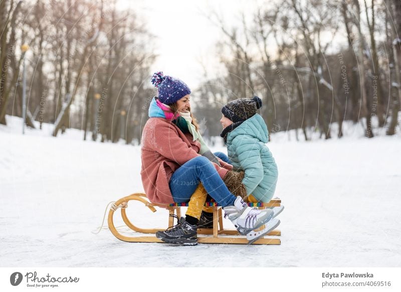 Mutter und Sohn haben einen großen Wintertag im Freien spielen im Schnee Tochter Saison Zusammensein gefroren heiter Spaß Kind Menschen Park Feiertag Wald