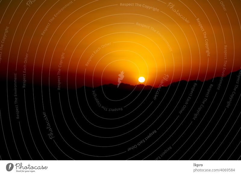 in der Wüste der Sonnenaufgang Panoramaszene und Licht wüst Sonnenuntergang Landschaft Himmel Natur Sand reisen Berge u. Gebirge Horizont trocknen Abenteuer