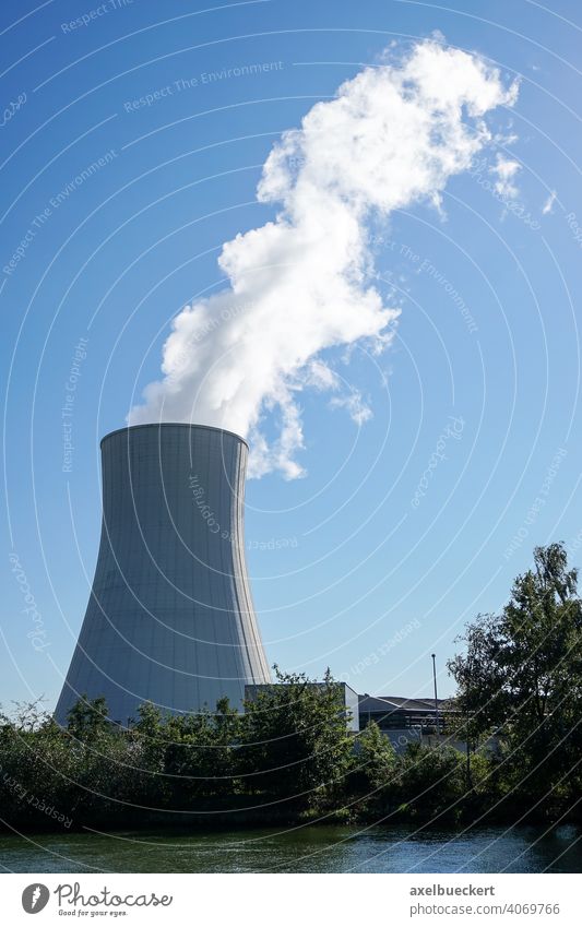 Kühlturm eines Heizkraftwerks Kraftwerk Energie Elektrizitätswerk Schornstein kühlen Turm Fabrik Industrie Gebäude Architektur Technik & Technologie Rauch