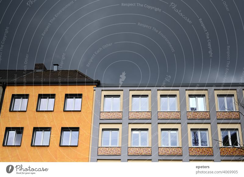 Gebäudeaußenflächen von bunten Häusern in einem städtischen Gebiet Hintergrund hell Großstadt Wolken Farbe farbenfroh dunkel Detailaufnahme feldstraße