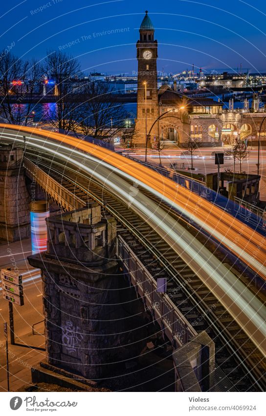 Landungsbrücken - U-Bahn im Anflug II Denkmal Blanke Hans Pegelturm Elbe Anlegestelle St.Pauli Schienen Langzeitbelichtung Hafen Hamburg