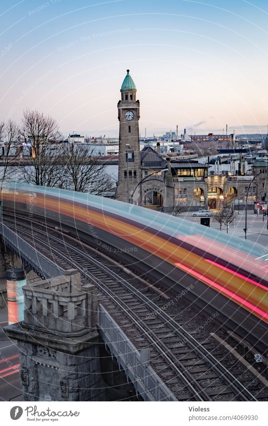 Landungsbrücken - U-Bahn im Anflug Hamburg Hafen Langzeitbelichtung Schienen St.Pauli Anlegestelle Elbe Pegelturm Blanke Hans Denkmal