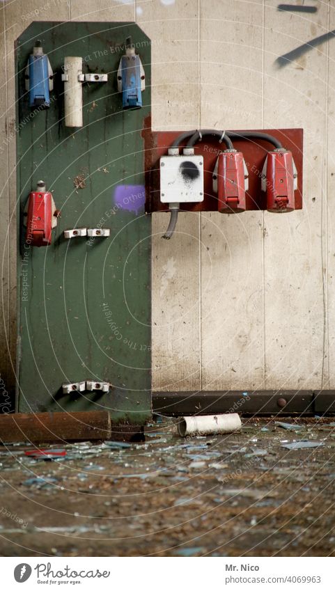 Ladebox Marke Eigenbau Steckdose Steckdosen Starkstrom Elektrizität Technik & Technologie Netzstecker dreckig Holzbrett Anschluss Industrie Verbindung