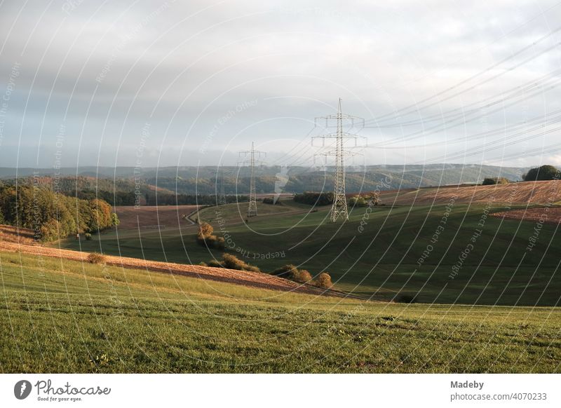 Strommasten auf Hügeln mit Wiesen und Feldern im Herbst in Gembeck am Twistetal im Kreis Waldeck-Frankenberg in Hessen Stromleitung Stromversorgung