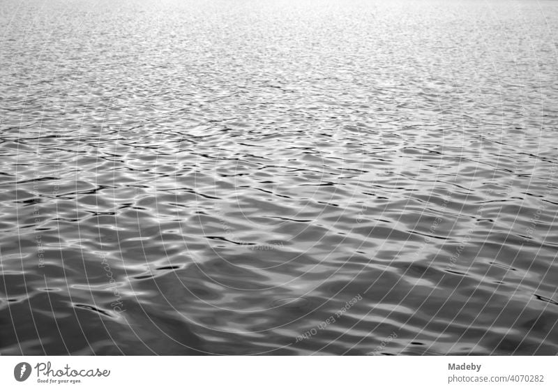 Der Staffelsee bei Seehausen und Murnau bei aufkommendem Unwetter im Sommer im Kreis Garmisch-Partenkirchen in Oberbayern, fotografiert in klassischem Schwarzweiß