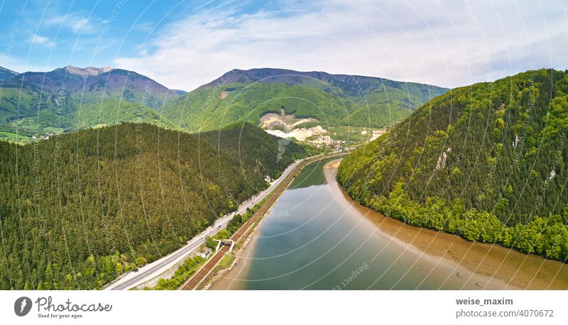 Dorf, Fluss und Straße in Bergtal. Grüne Bergwiesen und Hügel Berge u. Gebirge Tatra Frühling Wiese Panorama Landschaft Regen grün Slowakische Republik Wald