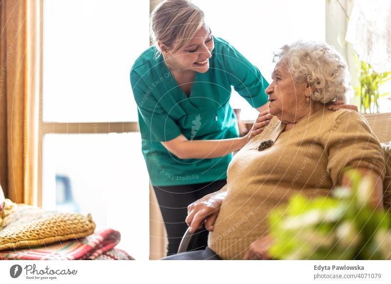 Freundliche Krankenschwester unterstützt eine ältere Dame echte Menschen offen Frau Senior reif Kaukasier heimwärts Haus alt Alterung häusliches Leben