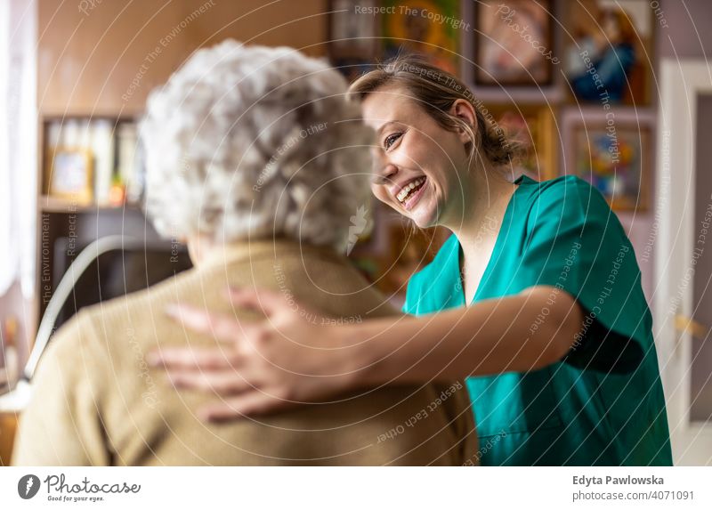 Freundliche Krankenschwester unterstützt eine ältere Dame echte Menschen offen Frau Senior reif Kaukasier heimwärts Haus alt Alterung häusliches Leben