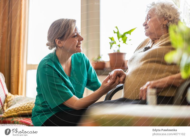 Freundliche Krankenschwester unterstützt eine ältere Dame echte Menschen offen Frau Senior reif Kaukasier heimwärts Haus alt Alterung häusliches Leben