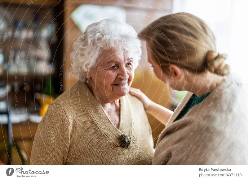 Freundliche Krankenschwester unterstützt eine ältere Dame echte Menschen offen Frau Senior reif Kaukasier heimwärts Haus alt Alterung häusliches Leben