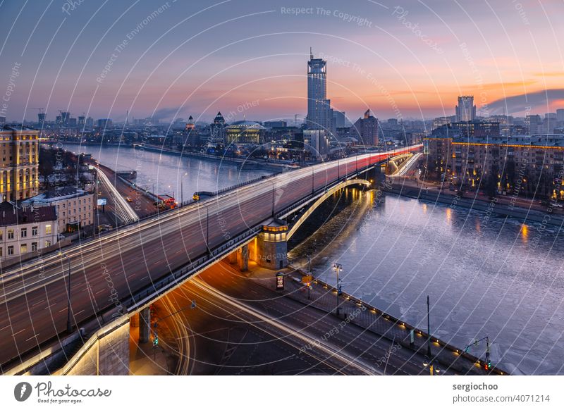 Die Stadtbrücke am Abend zugefrorener Fluss Lichtbahn Russland Moskau Eis Winter Eisfläche Hauptstadt Architektur Brücke leuchten Illumination Dämmerung kalt