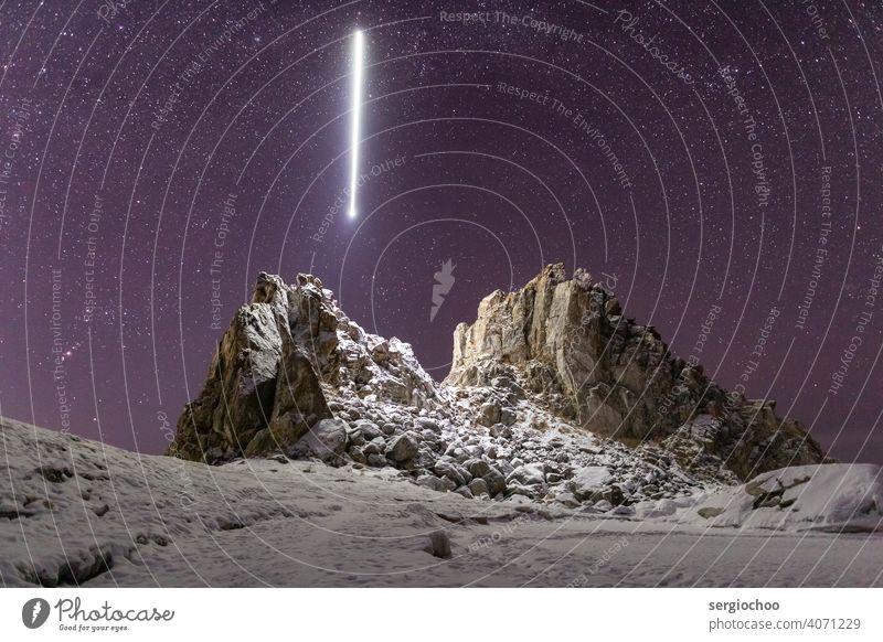 Strahlen scheint auf den Schamanka-Felsen am Baikalsee Rochen Sternenbeobachtung Nacht Nachthimmel UFO ufoland Landeplatz Ufolampe Milchstrasse See