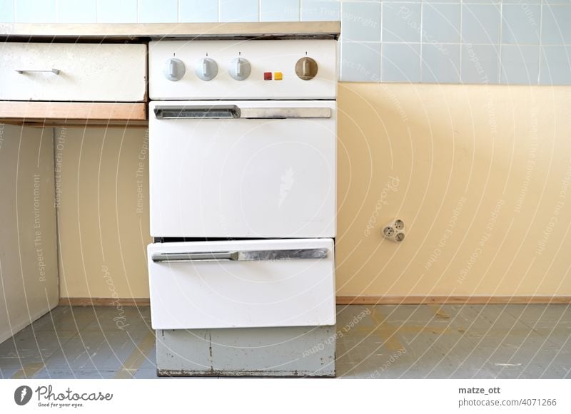 Alter Ofen  - ein bischen schief alt einstellknöpfe retro kochen küche haushalt elektroherd Vergangenheit Innenaufnahme Drehregler Farbfoto Wand Wohnung