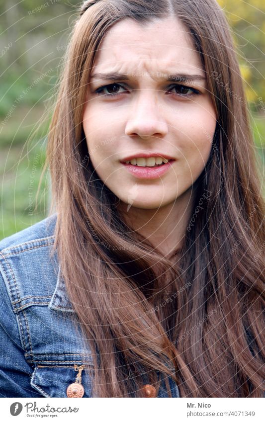 Fragender Blick Porträt Portrait Gesicht feminin langhaarig natürlich 18-30 Jahre brünett Haare & Frisuren schön Frauengesicht Verzweiflung Gesichtsausdruck