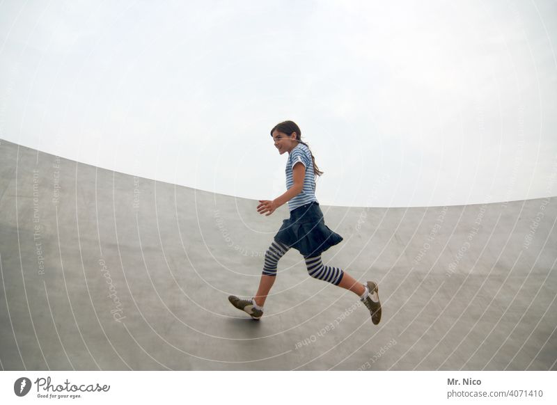 Anlauf nehmen Joggen Sport-Training Spielen laufen rennen sportlich Geschwindigkeit Freude Lebensfreude Bewegung Beine zielstrebig vorwärts Dynamik speed Ziel