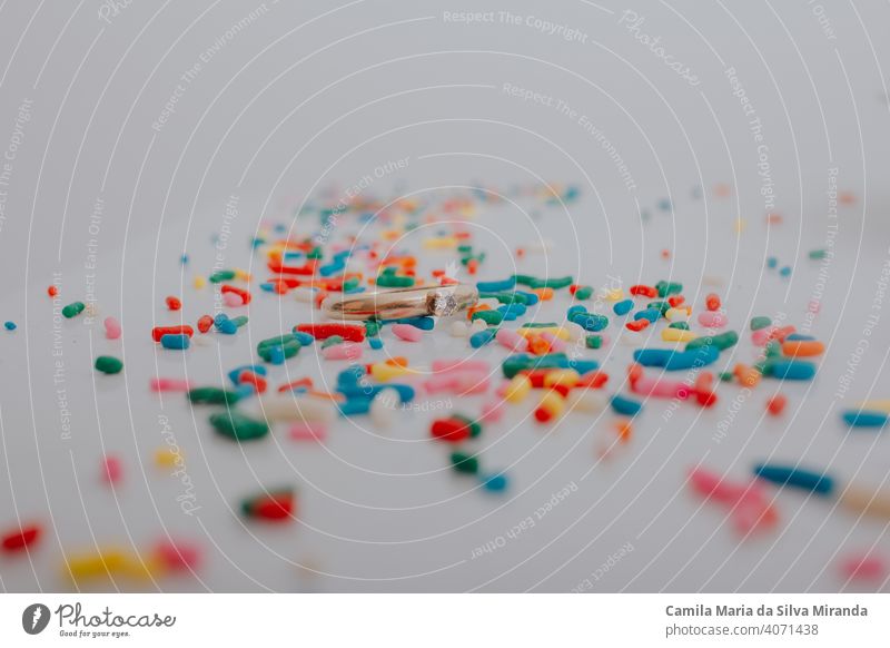 Teller mit Konfetti für Süßigkeiten und Verlobungsring in der Mitte versteckt. Jahrestag Hintergrund Geburtstag Kuchen Tortendekoration Bonbon feiern Feier