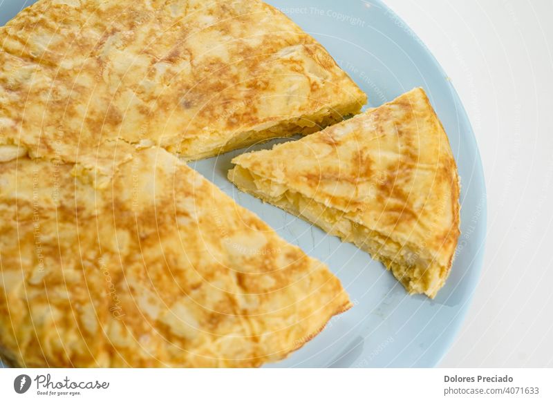 typisch spanisches Kartoffel-Omelett mit Zwiebeln Mahlzeit Tortilla Küche Speise Lebensmittel selbstgemacht Amuse-Gueule Spanien Ei oliv Abendessen Diät