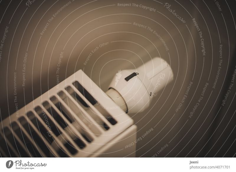 Thermostat an einem Heizkörper auf Stufe 0 eingestellt Heizung null Temperatur Haus Wohnung Winter kalt Wärme heizkosten heizen weiß nachhaltig Nachhaltigkeit