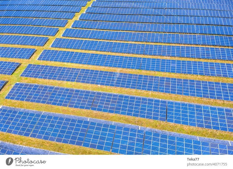 ein moderner Solarpark von oben solar Solarzellen Sonne sonnig Winter Energie Ökostrom Sonnenenergie Wolken moderne Solarzellen blau blaue Solarzellen