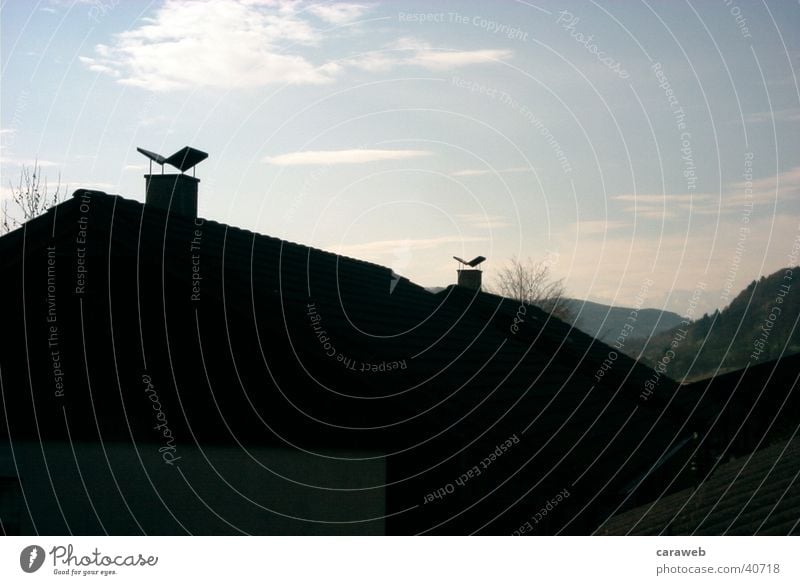 Berge in weiter ferne Haus Berge u. Gebirge Chemine Himmel Sonnenlicht Gegenlicht Silhouette Schornstein Dach Wolken 2 Menschenleer Außenaufnahme Farbfoto