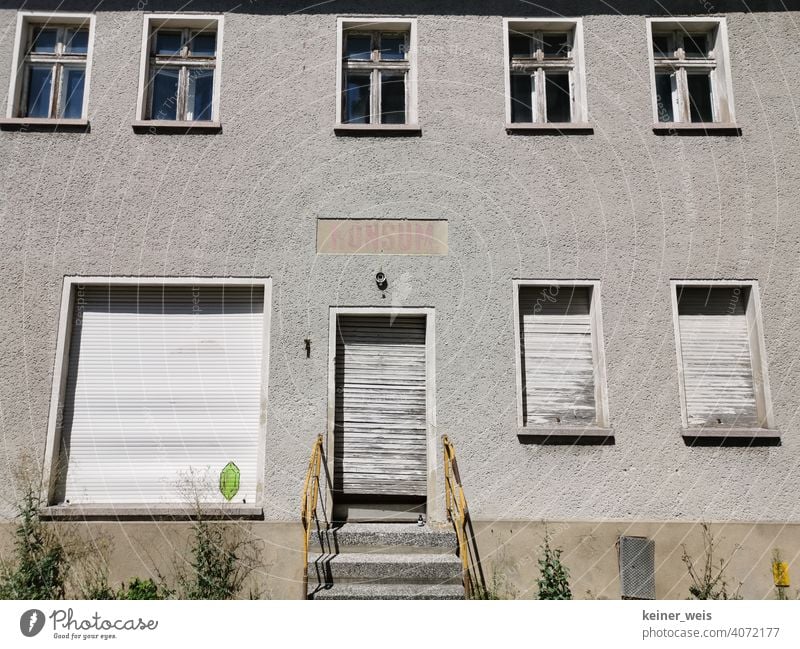 Leerstehender Einkaufsladen in Ostdeutschland. Konsum der DDR. Gebäude Altbau Haus Fassade Fenster Architektur Stadt Menschenleer Außenaufnahme Bauwerk Tag