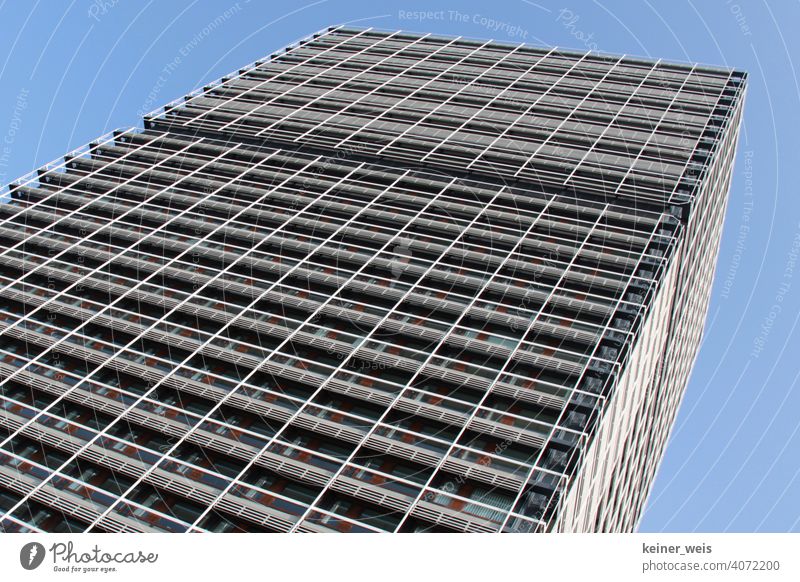 Langer Eugen - der Weg zur Demokratie in Bonn am Rhein Hochhaus Stürzende Linien blauer Himmel Sehenswürdigkeit Regierungsviertel Republik Bonner Republik