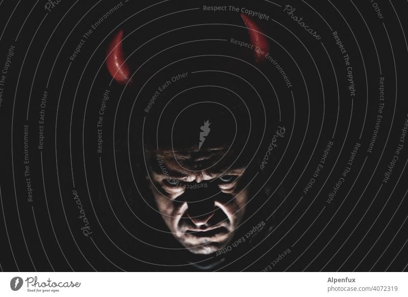 wehe wenn es dunkelt...... Teufel Satan satanismus bedrohlich Angst gefährlich Nacht Geister u. Gespenster außergewöhnlich schwarz Panik gruselig Licht Schatten