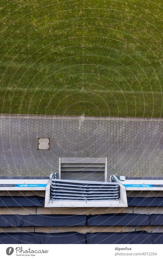 Einlaufzone mit Faltklistier Stadion Fußball Fußballplatz Olympiade Sportveranstaltung Außenaufnahme Sportstätten Ballsport Farbfoto Fußballstadion Menschenleer