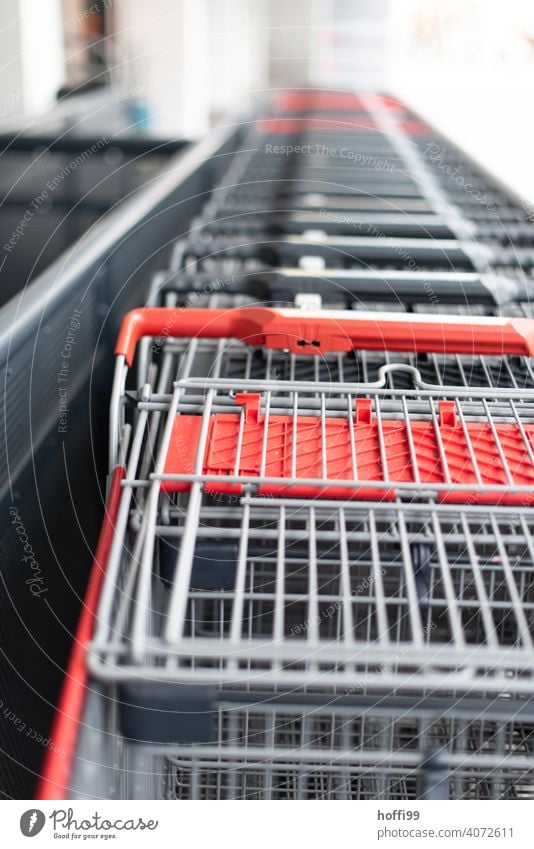 Einkaufswagen in der Schlange Einkaufsmarkt Einkaufszentrum geschlossen shutdown covid-19 COVID Lockdown Pandemie Corona Schutz Prävention Infektionsgefahr