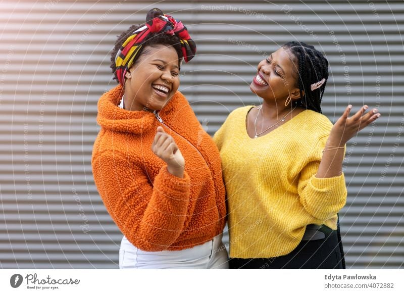 Zwei schöne afroamerikanische Frauen haben Spaß zusammen in der Stadt Vielfalt unterschiedliche Menschen Liebe im Freien Tag Positivität selbstbewusst