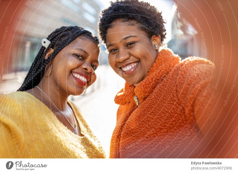 Schöne glückliche Freundinnen nehmen ein Selfie zusammen Vielfalt unterschiedliche Menschen Liebe im Freien Tag Positivität selbstbewusst sorgenfrei Frau jung