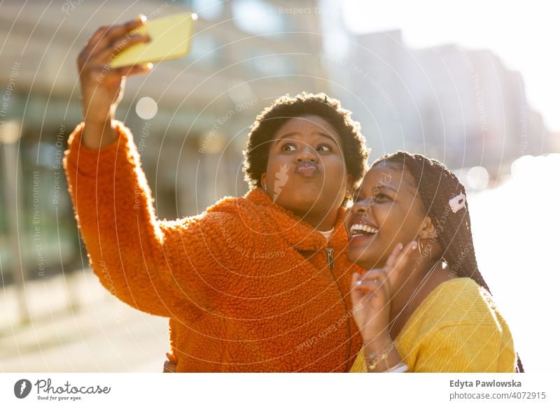 Schöne glückliche Freundinnen nehmen ein Selfie zusammen Vielfalt unterschiedliche Menschen Liebe im Freien Tag Positivität selbstbewusst sorgenfrei Frau jung