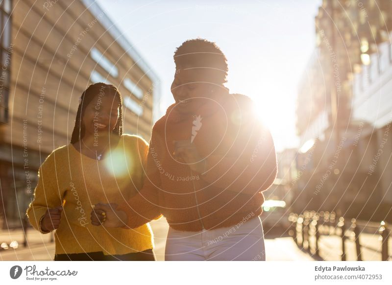 Zwei schöne afroamerikanische Frauen haben Spaß zusammen in der Stadt Vielfalt unterschiedliche Menschen Liebe im Freien Tag Positivität selbstbewusst