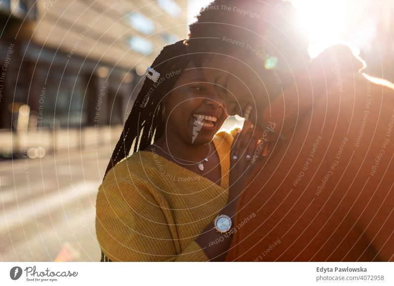 Zwei schöne afroamerikanische Frauen haben Spaß zusammen in der Stadt Vielfalt unterschiedliche Menschen Liebe im Freien Tag Positivität selbstbewusst