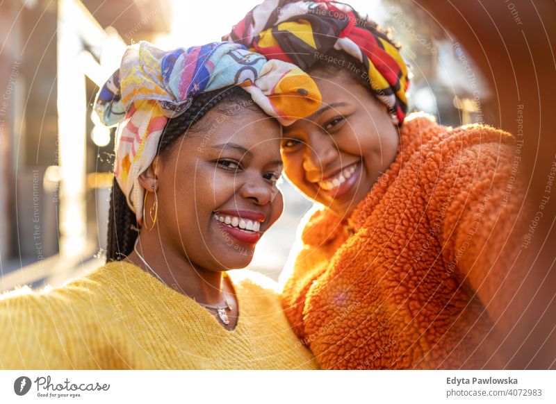 Schöne glückliche Freundinnen nehmen ein Selfie zusammen Vielfalt unterschiedliche Menschen Liebe im Freien Tag Positivität selbstbewusst sorgenfrei Frau jung